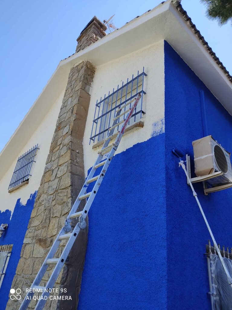 pintando fachada en azul intenso pintando una fachada en azul
