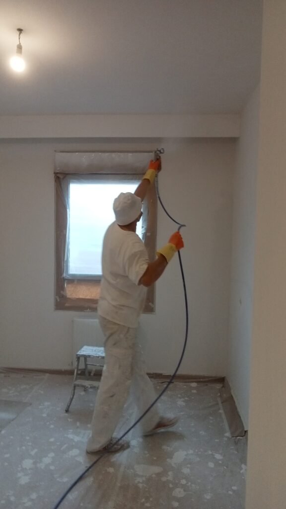 PIntura plástica mate, aplicada con airless PINTANDO CASA EN TRES CANTOS CON AIRLESS