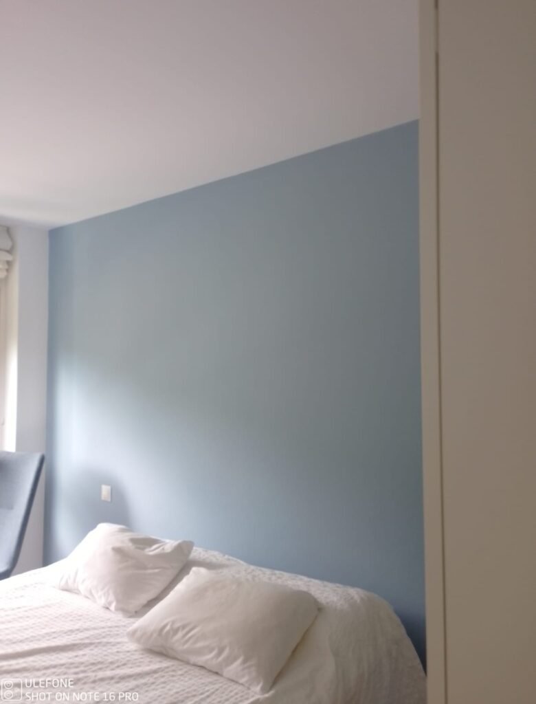 cabecero pintado en azul cielo