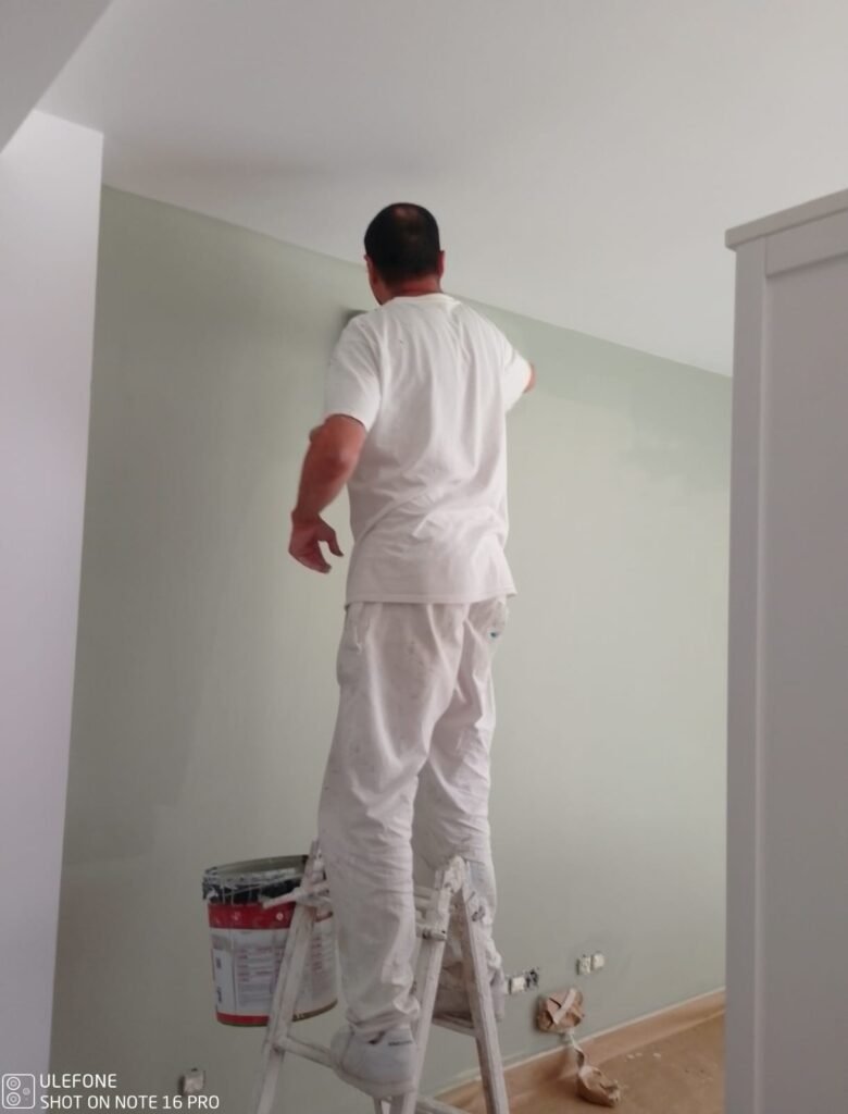 pintura de paredes exteriores en Madridf pintando una pared de color