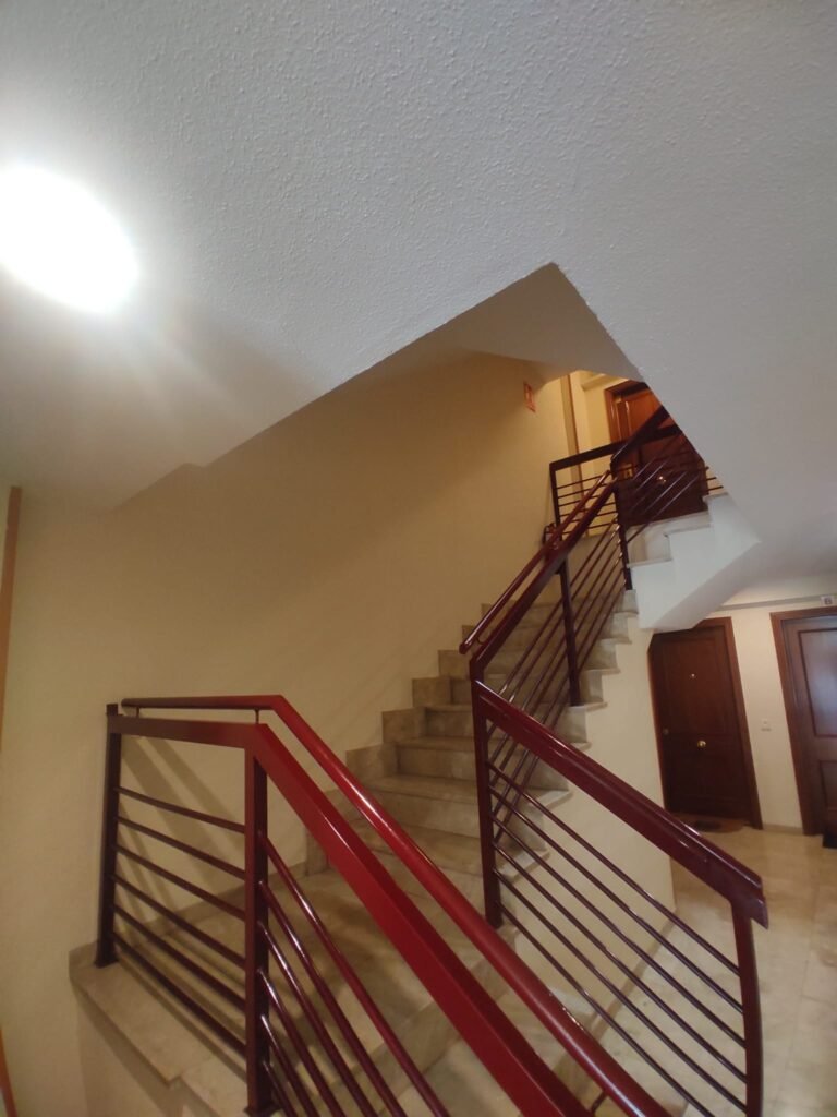 pintura de escalera comunitaria y barandillas en Alpedrete