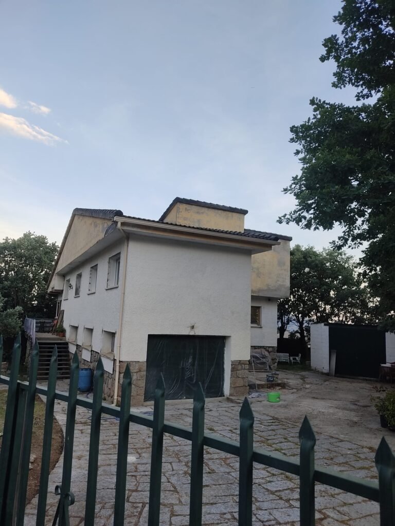 Fachada exterior en Mataelpino, El Boalo, localidad de la sierra de Madrid