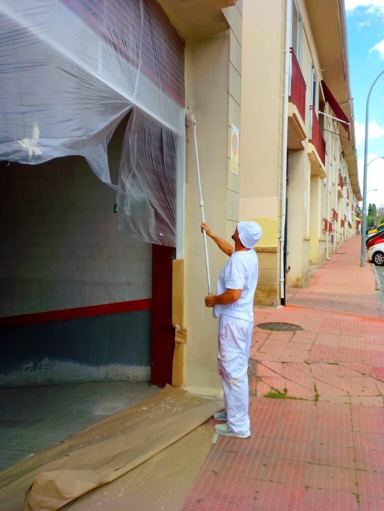 pintando exterior de garaje en La Sierra de Madrid