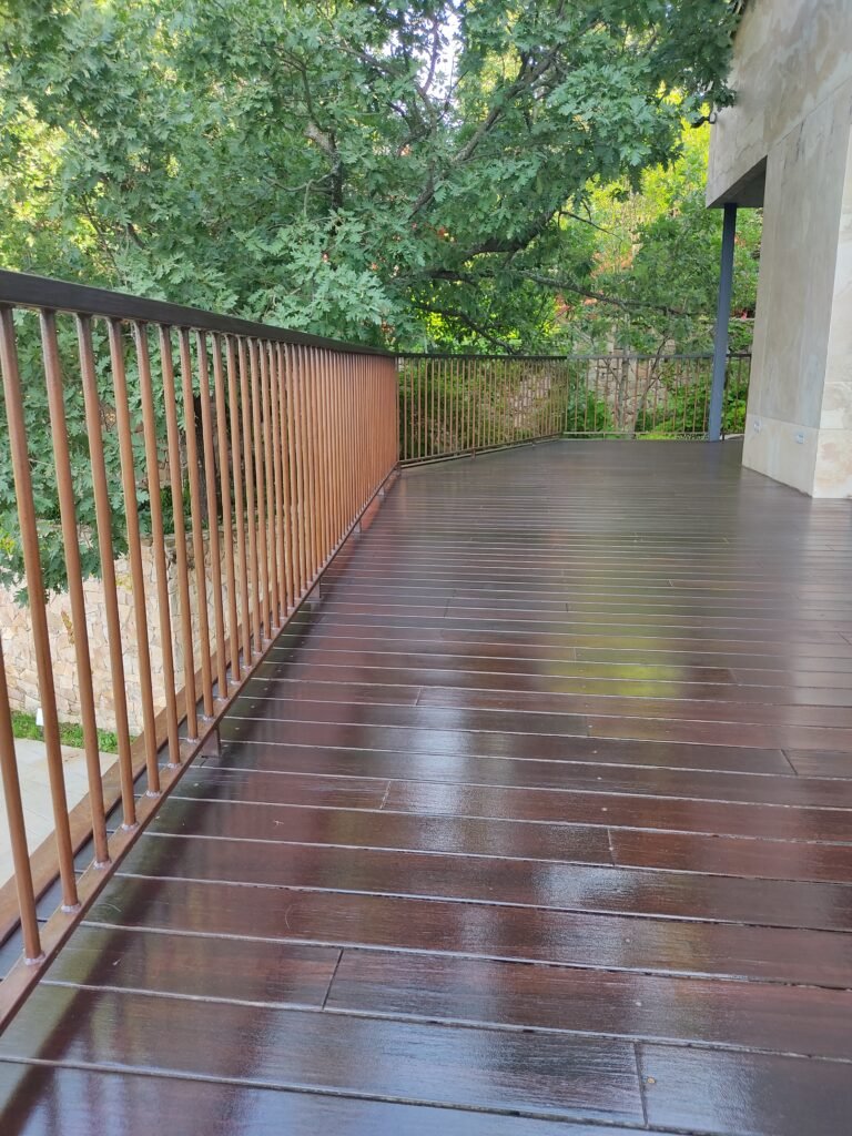 aplicación de lasur, aceite en suelo de madera exterior