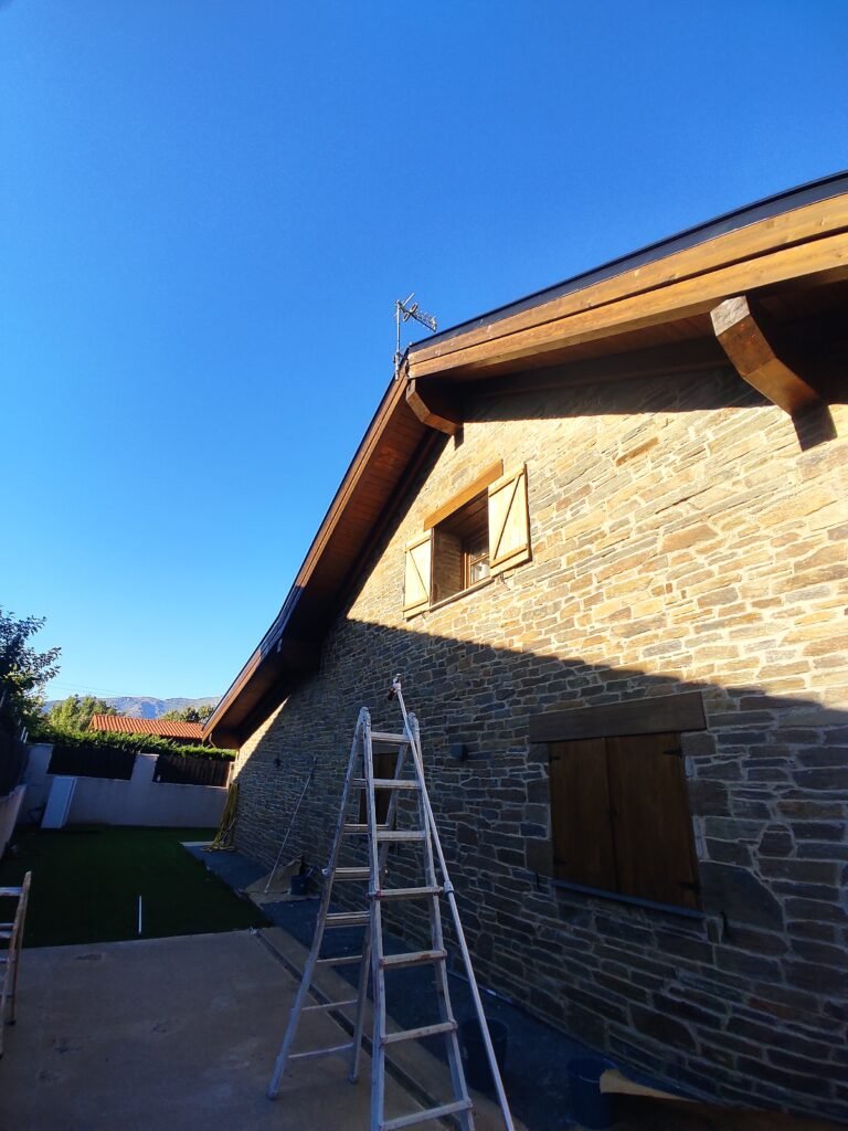 aplicación de lasur en alero en la sierra de Madrid