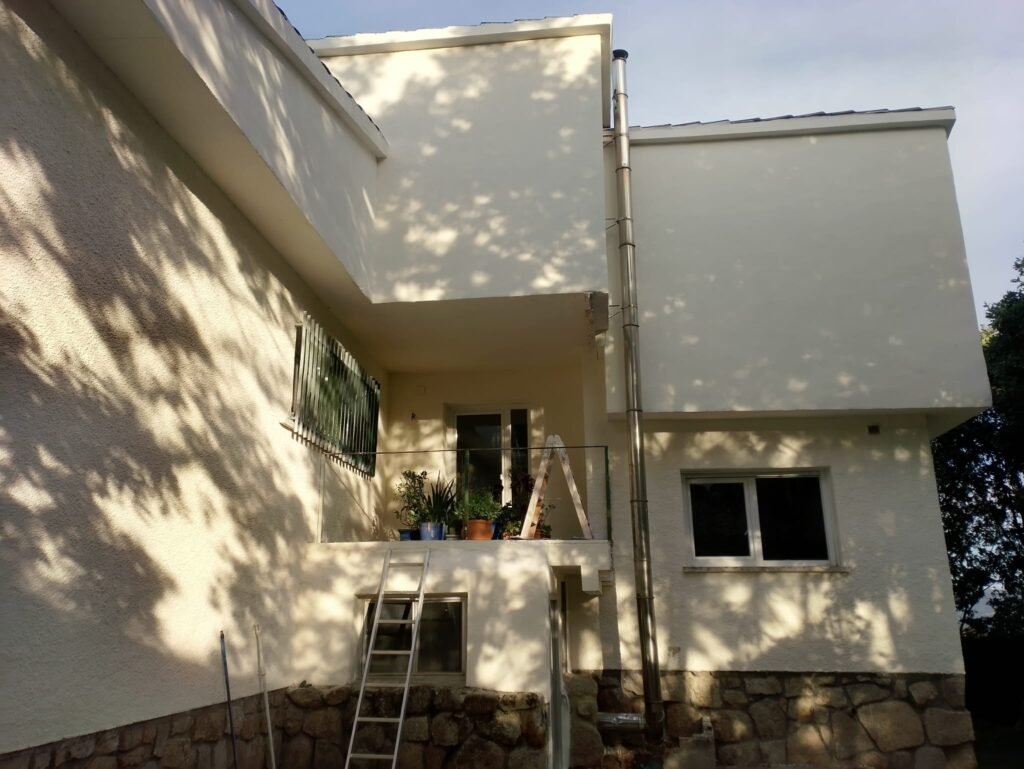 pintura de fachada exterior en El Boalo